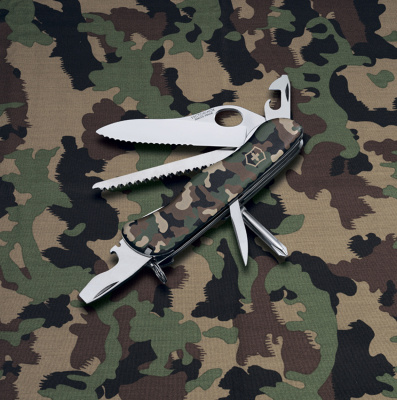 Нож перочинный VICTORINOX Trailmaster One Hand, 111 мм, 12 функций, с фиксатором лезвия, камуфляж