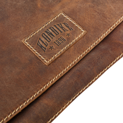 Сумка KLONDIKE 1896 коллекция «ЗЕМЛЯ ПРЕДКОВ | NATIVE», натуральная кожа в коричневом цвете, 30 х 7 х 25 см