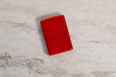 Зажигалка ZIPPO классическая с металлизированным красным покрытием | Classic Metallic Red, латунь/сталь, красная, матовая, 38x13x57 мм