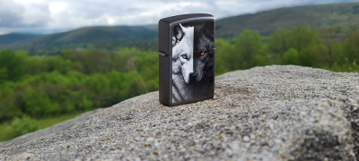 Зажигалка ZIPPO Two Wolves с покрытием Black Matte, латунь/сталь, черная, 38x13x57 мм