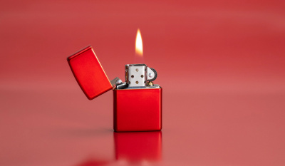 Зажигалка ZIPPO классическая с металлизированным красным покрытием | Classic Metallic Red, латунь/сталь, красная, матовая, 38x13x57 мм