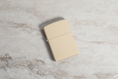 Зажигалка ZIPPO классическая со светло-песочным покрытием | Classic Flat Sand, латунь/сталь, бежевая, глянцевая, 38x13x57 мм