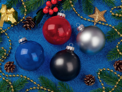 Стеклянный елочный шар Christmas bauble, серебро, металлик, с серебристым колпачком в черной коробке