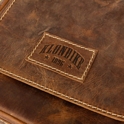 Сумка-планшет KLONDIKE 1896 коллекция «ЗЕМЛЯ ПРЕДКОВ | NATIVE», натуральная кожа в коричневом цвете, 23 х 7 х 24 см